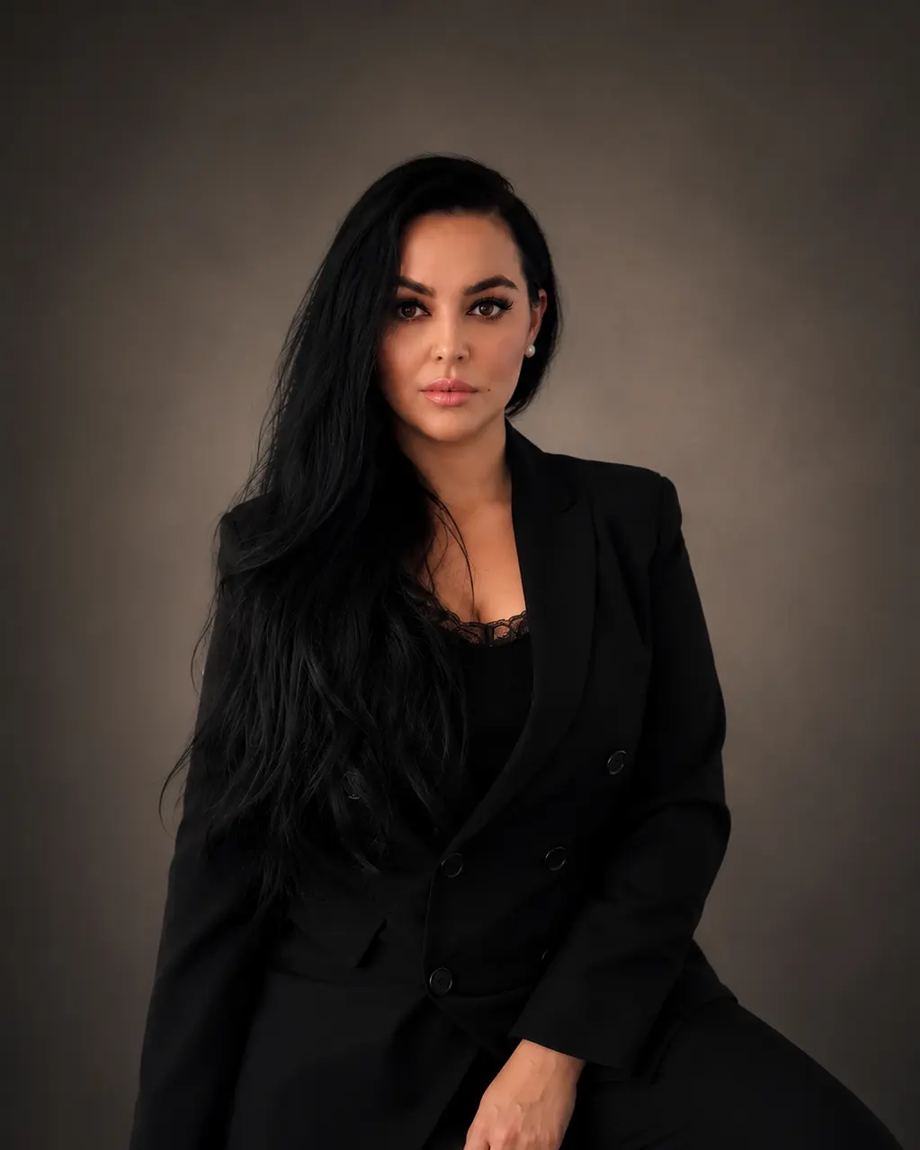 Farida, Inhaberin von Face Art SMP & PMU, im schwarzen Anzug.
