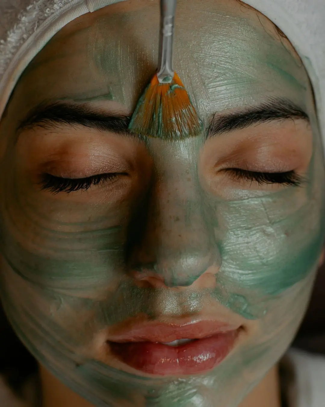 Ruhige Behandlungsatmosphäre: Auge und Wimpernpartie in Nahaufnahme.