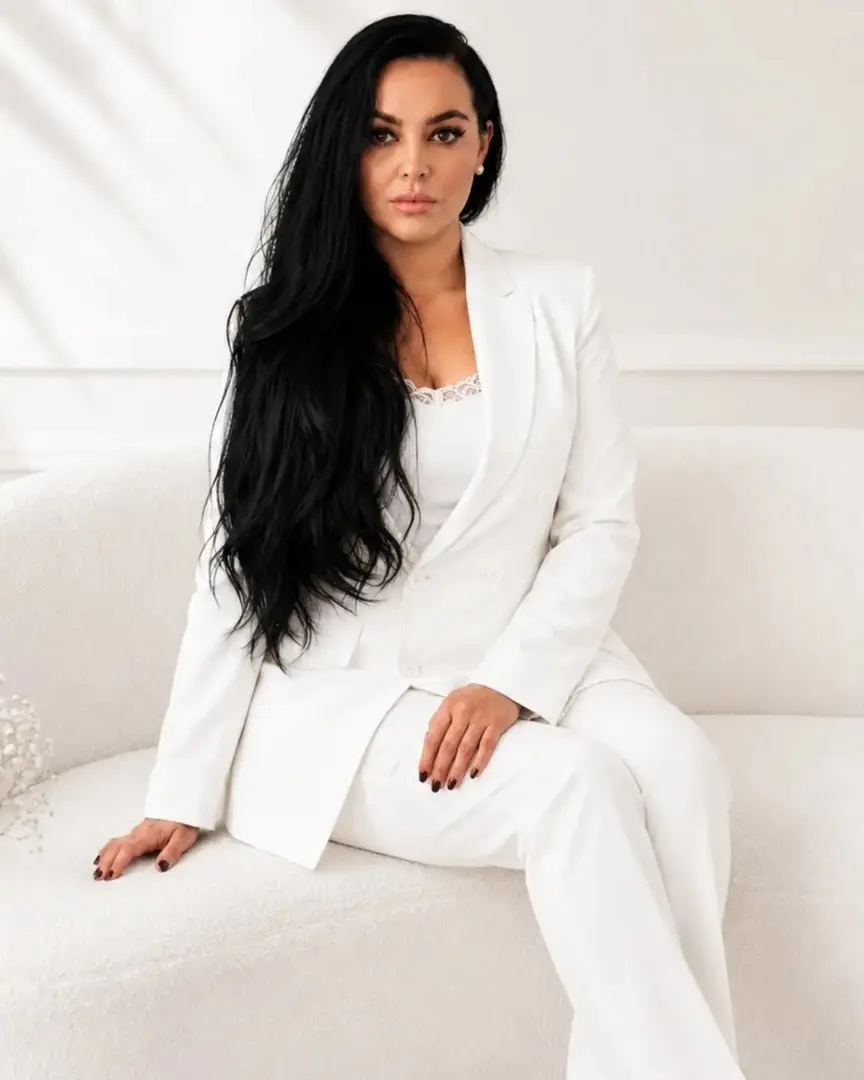 Farida, Inhaberin von Face Art SMP & PMU, im weißen Anzug.