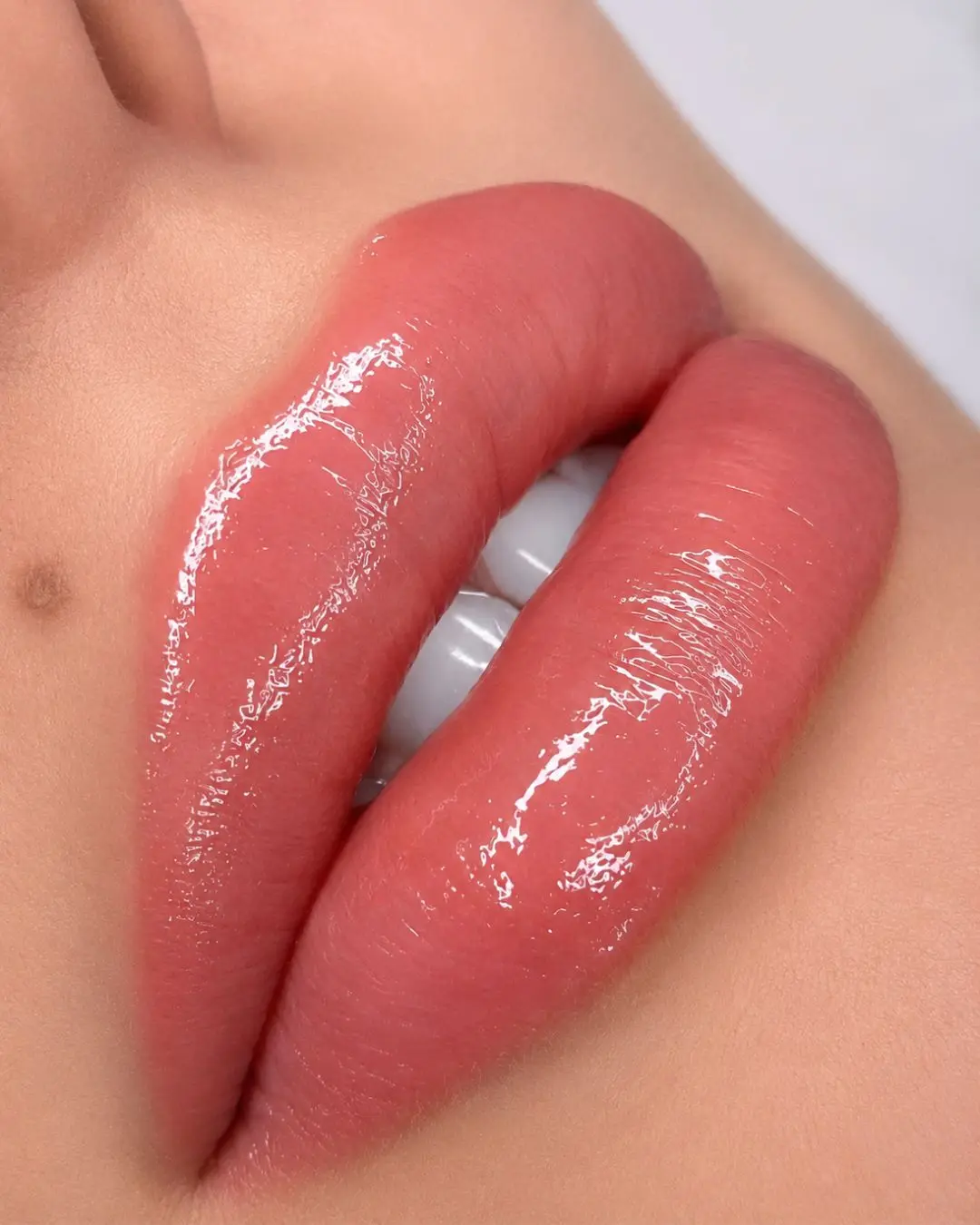Nahaufnahme von Lippen mit gleichmäßiger, natürlicher Farbwirkung.