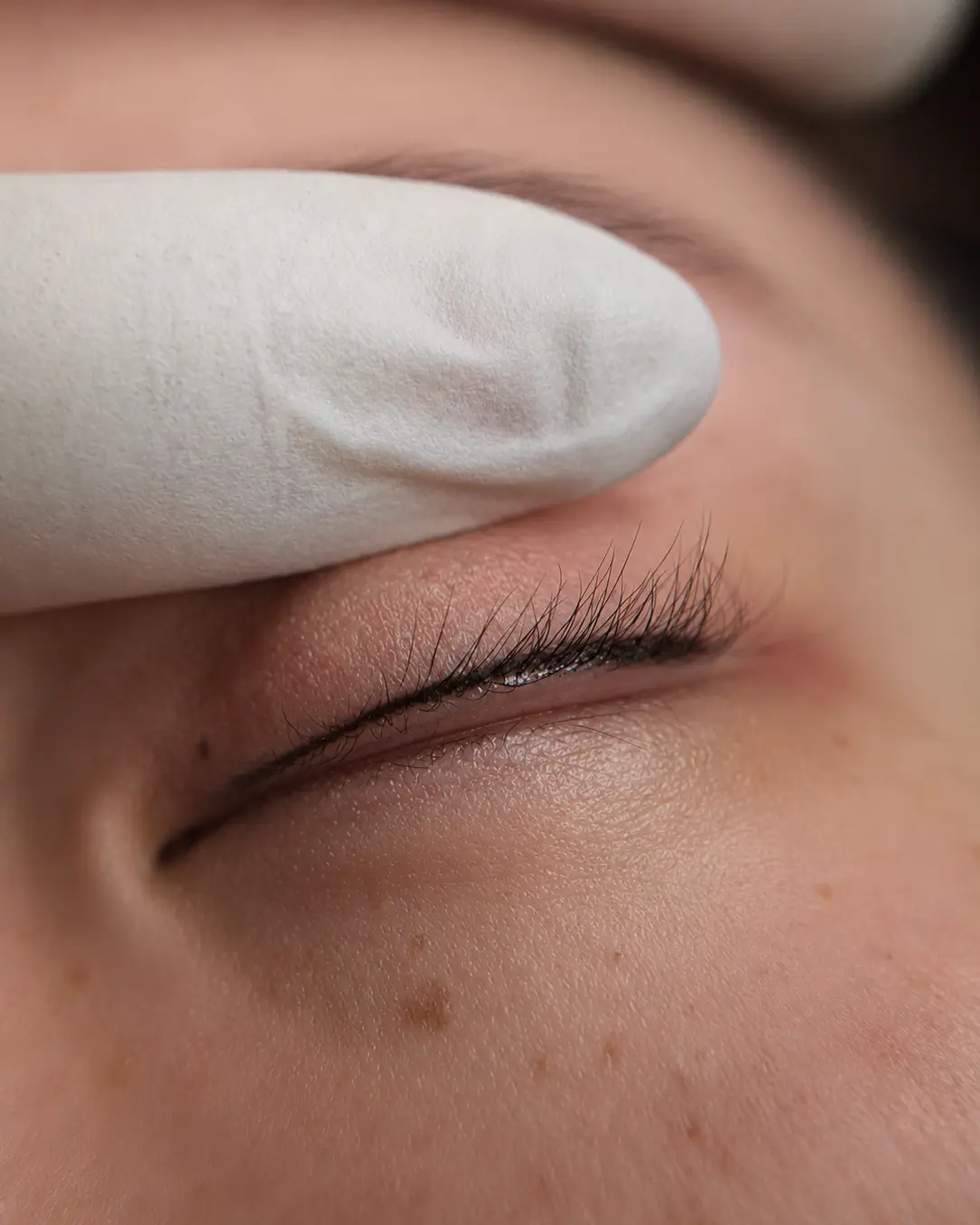 Nahaufnahme einer klaren Wimpernkranzpartie mit sauberem Lidansatz.