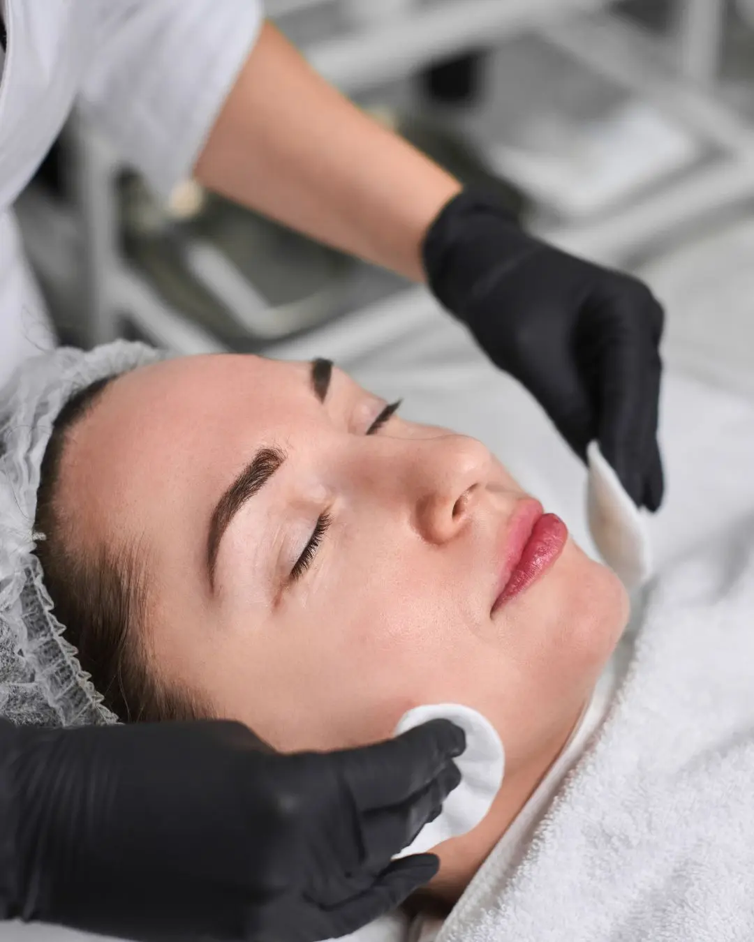 Editorial-Nahaufnahme gepflegter Haut als Sinnbild für die Facial-Schulung.