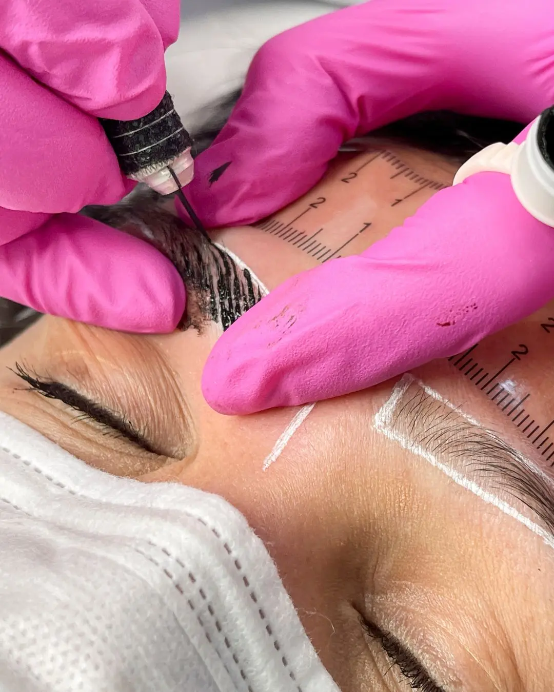 Nahaufnahme fein strukturierter Augenbrauen als Sinnbild für Microblading.
